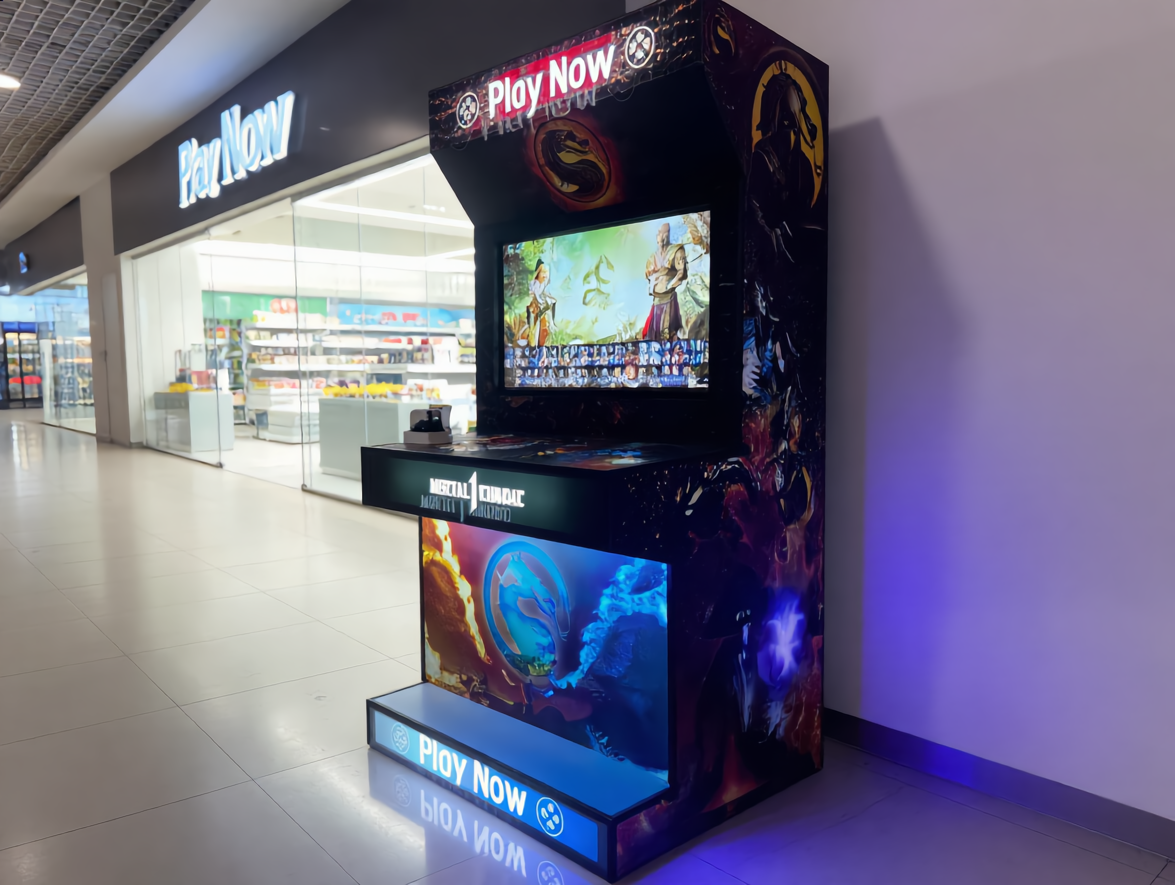 Игровой автомат в торговом центре среди посетителей